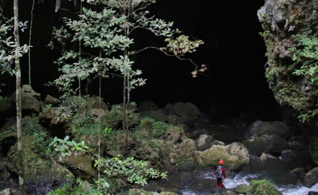 Aliran sungai nampak keluar dari mulut gua. Foto: Dirjen BKSDAE