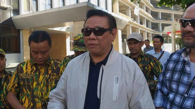 Ketua Dewan Pakar Golkar Agung Laksono (tengah) periksa lokasi DPP Golkar yang dilempar molotov. Foto: Fadjar Hadi/kumparan