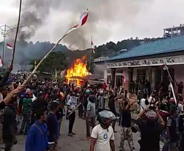 Aksi warga membakar Kantor Dewan Adat Papua di Fakfak. (Dok: Faisal) 