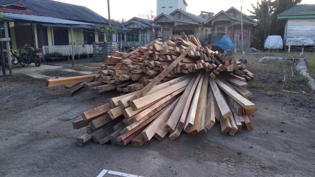 Barang bukti kayu di Mapolsek Kelumpang Tengah, Kabupaten Kotabaru. Foto: istimewa