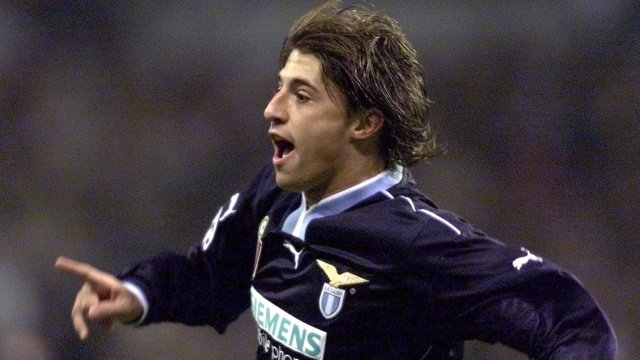Hernan Crespo membela Lazio di laga Liga Champions 2000/01. Foto: Christophe Simon/AFP