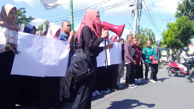 Puluhan Mahasiswa saat menggelare aksi damai di depan Kampus Universitas Negeri Gorontalo. Selasa, (21/8). Foto : Rahmat Ali/banthayoid