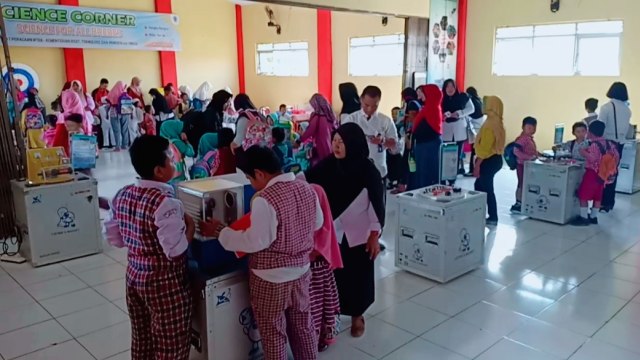 Ratusan Pelajar Brebes Kepoin 30 Alat Peraga Milik Kemenristekdikti