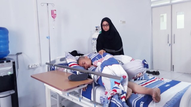 Muhammad Akbar, korban pemukulan saat ini menjalani perawatan di Rumah Sakit Umum Daerah Aloe Saboe, Kota Gorontalo. Rabu, (21/8). Foto : Rahmat Ali/banthayoid