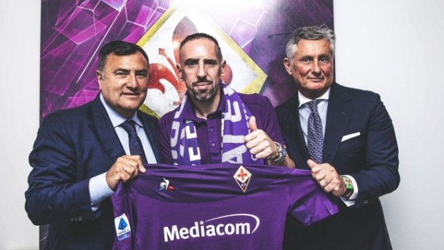 Franck Ribery saat diresmikan Fiorentina. Foto: Twitter/@acffiorentina