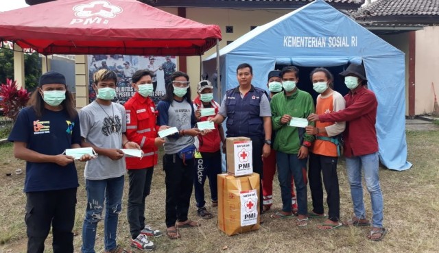 Tim PMI Kabupaten Tegal membagikan masker kepada warga lereng Gunung Slamet. (Foto: Dok. PMI) 