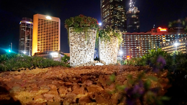 Instalasi Batu Gabion di lokasi bekas instalasi bambu Getah Getih di dekat Bundaran Hotel Indonesia, Jakarta Pusat. Foto: Irfan Adi Saputra/kumparan