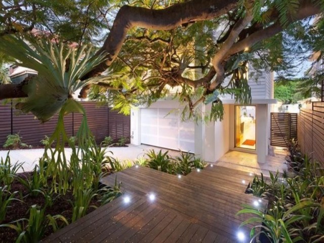 taman depan rumah sederhana dengan lantai dek kayu