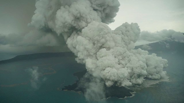 Gambar dari udara kondisi Anak Gunung Krakatau saat erupsi | Foto: Dicky Adam Sidiq/kumparan