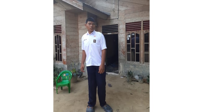 ARMENDA Jamel alias Emen, remaja 16 tahun dengan tinggi 206 cm asal Kelurahan Banjar XII, Tanah Putih, Rokan Hilir, Riau. 