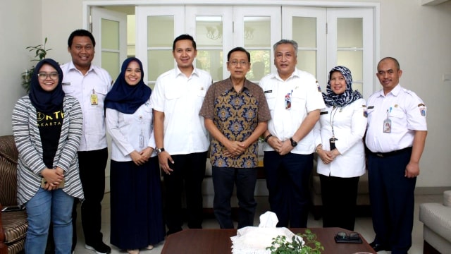 BPRD DKI Berikan SK Pembebasan PBB P2 Kepada Wakil Presiden  Ke-11 RI Boediono (keempat dari kanan). Foto: Dok. BPRD DKI