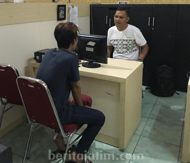 AP saat diperiksa petugas kepolisian Polsek Tegal Sari, Surabaya, Rabu (21/8/2019). [Foto: istimewa]