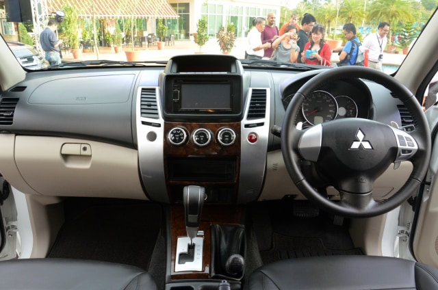 Pilih Mitsubishi Xpander Baru atau Pajero Sport Bekas? (28456)