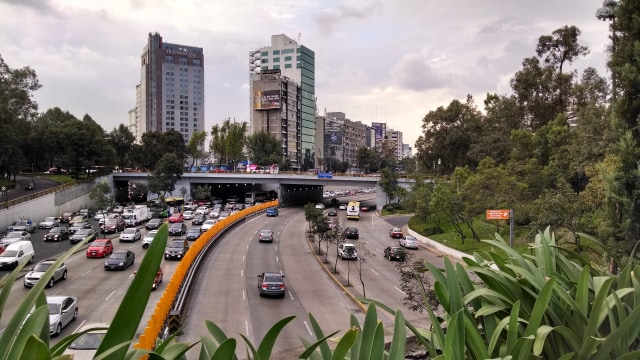 Lalu lintas Kota Meksiko yang tidak kalah melegenda dari Jakarta. Foto: Raul Morales dari pixabay.