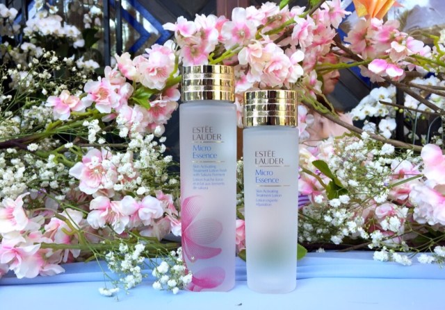 Produk skin care Estee Lauder Micro Essence Sakura. Foto: Avissa Harness/ kumparan