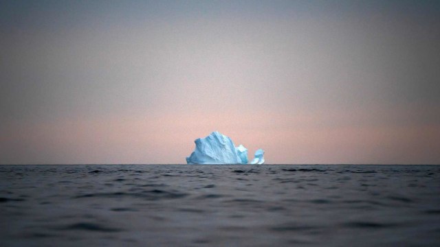 Sebuah glester terapung di atas permukaan laut Greenland. Foto: AP
