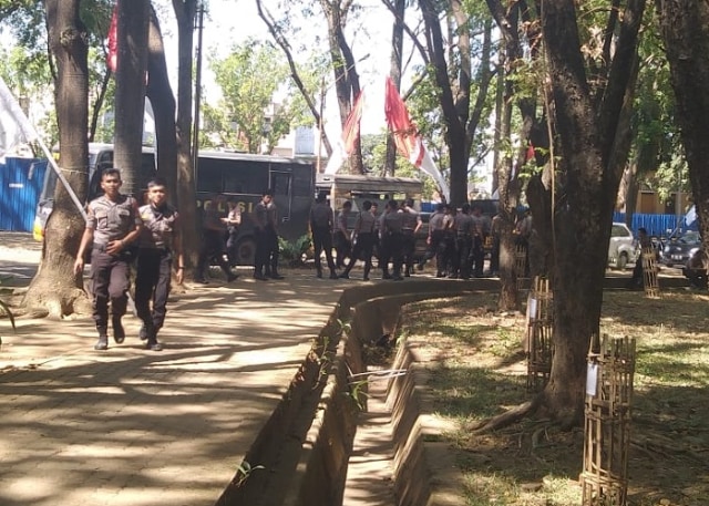 Kantor Gubernur Sulsel di jalan Urip Sumoharjo Makassar di jaga ketat aparat kepolisian, Kamis (22/8).