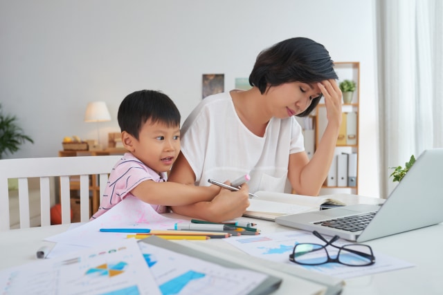 Ilustrasi ibu bekerja yang pusing mengatur keuangan. Foto: Shutterstock