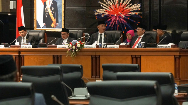 Ketua DPRD Provinsi DKI Jakarta Prasetio Edi Marsudi (kedua kanan) memimpin Rapat Paripurna DPRD Provinsi DKI Jakarta. Foto: Iqbal Firdaus/kumparan