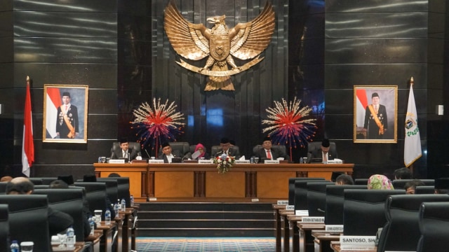 Ketua DPRD Provinsi DKI Jakarta Prasetio Edi Marsudi (tengah) memimpin Rapat Paripurna DPRD Provinsi DKI Jakarta. Foto: Iqbal Firdaus/kumparan