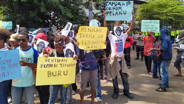 Puluhan mahasiwa Papua di Bandung yang tergabung dalam Ikatan Mahasiswa se-Tanah Papua dan Solidaritas Peduli kemanusiaan melakukan aksi di halaman Gedung Sate, Kota Bandung, Kamis (22/8). Foto: Rachmadi Rasyad/kumparan