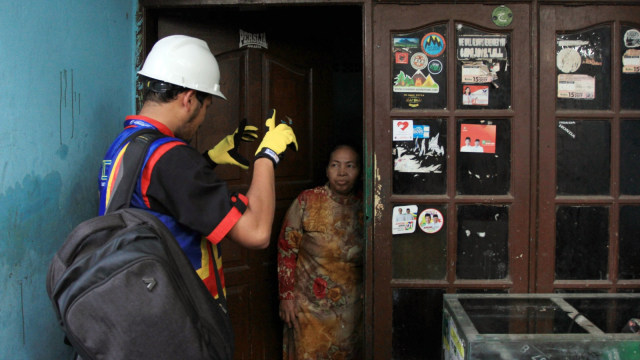 PLN Group berupaya untuk mengedukasi masyarakat di daerah permukiman kelurahan Jembatan Besi, kecamatan Tambora, Jakarta. Foto: Irfan Adi Saputra/kumparan