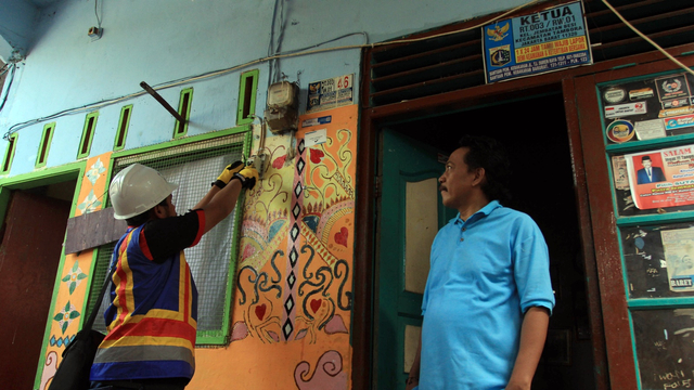 Petugas PLN memeriksa Instalasi rumah pelanggan di daerah permukiman kelurahan Jembatan Besi, kecamatan Tambora, Jakarta. Foto: Irfan Adi Saputra/kumparan