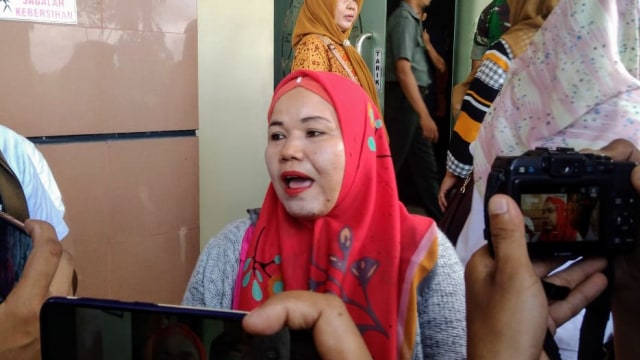 Suhartini, ibu korban 'Mayat Ranjang', sesaat usai menghadiri persidangan (Foto: istimewa)