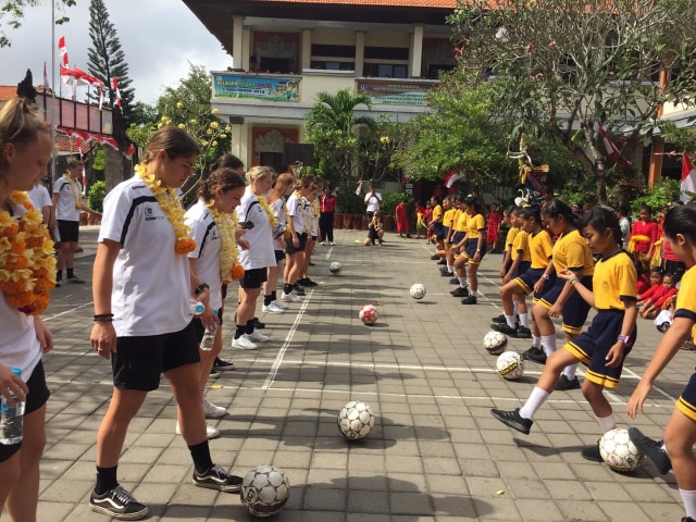 Tim Sepakbola Wanita Australia memberikan pelatihan sepakbola bagi siswa perempuan (kanalbali/RLS)