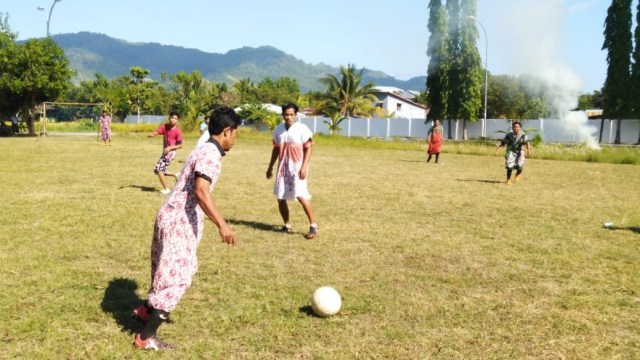Pertandingan sepak bola dengan memakai daster ala warga Lingkungan Simboro Pantai, Kelurahan Simboro, Kecamatan Simboro, Kabupaten Mamuju, Sulbar. Foto: Awal Dion