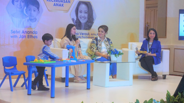 com-Para pembicara yang hadir di acara Moms Mingle: 8 Tanda Kecerdasan Anak