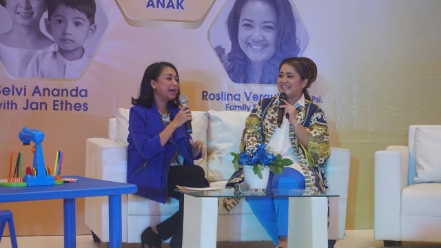 com-Enfagrow, Prameshwari Sugiri dan Roslina Verauli M.Psi, membuka talkshow tentang kecerdasan anak