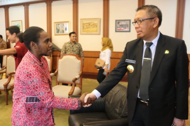 Gubernur Sutarmidji menerima mahasiswa asal Papua yang menempuh pendidikan di Kalimantan Barat. Foto: Humas Pemprov Kalbar