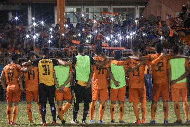 Pemain Persiraja Banda Aceh merayakan kemenangan 2-0 atas PSMS Medan di hadapan pendukungnya di Stadion H Dimurthala, Banda Aceh, Rabu malam (14/8). Foto: Suparta/acehkini