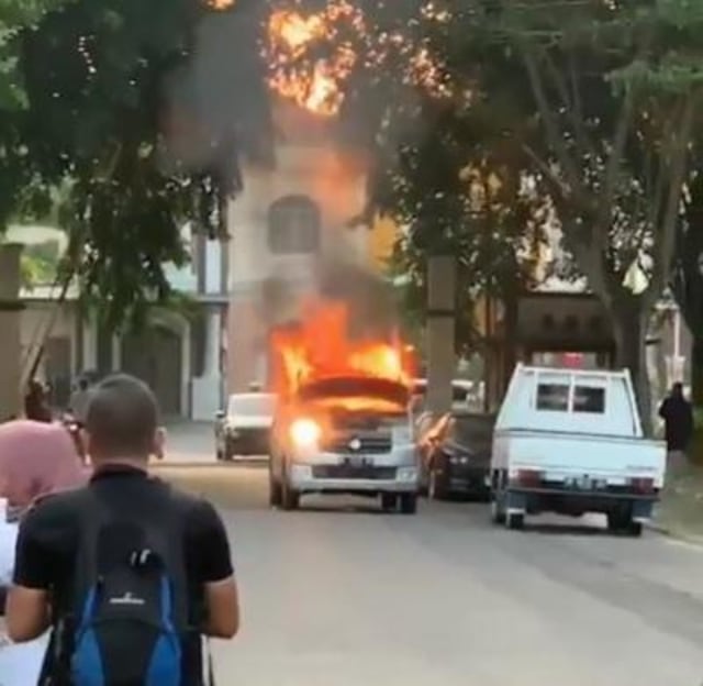 Mobil terbakar di Perumahan Duta Mas. (foto: tangkapan video)