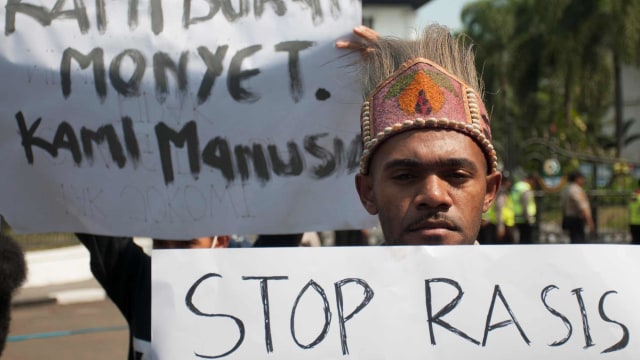Massa yang tergabung dalam Ikatan Mahasiswa Papua Sejawa-Bali melakukan aksi unjukrasa damai di Depan Gedung Sate, Bandung, Jawa Barat, Senin (19/8/2019). Foto: ANTARA FOTO/Novrian Arbi