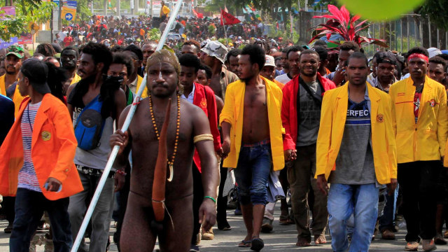 Pengunjuk rasa berjalan kaki menuju kantor Gubernur Papua di Jayapura, Senin (19/8/2019). Foto: ANTARA FOTO/Gusti Tanati