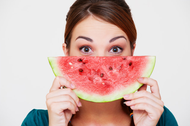 Ilustrasi perempuan merawat kecantikan kulit dengan semangka Foto: Shutterstock