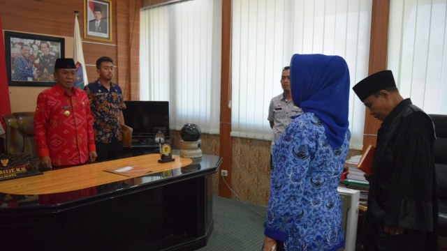 Hidayat saat melantik dan mengambil sumpah Kepala Dinas Pendudukan dan Catatan Sipil (Dukcapil) Palu, Sulawesi Tengah, Rosyda Thalib, Kamis (22/8) di Palu.