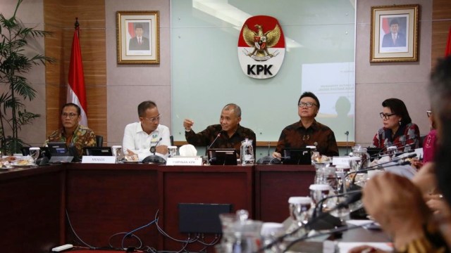 Rapat KPK dengan Mendagri, Mensos, dan Kepala BPS membahas penyaluran bansos berbasis NIK. Foto: Dok. KPK