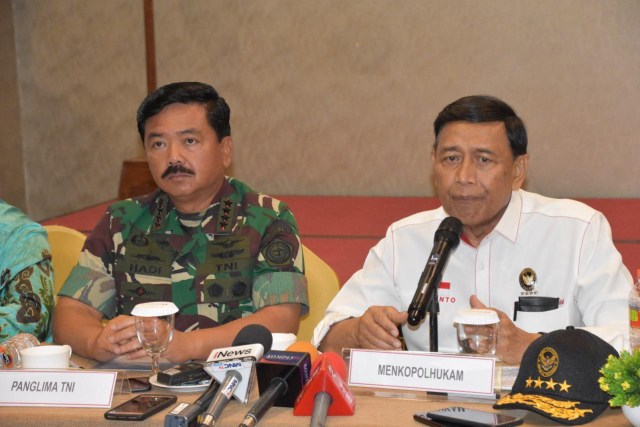 Menteri Koordinator Bidang Politik, Hukum, dan Keamanan (Menkopolhukam), Jendral TNI Purn. Wiranto. (kanan). Foto: Adlu/Balleo News