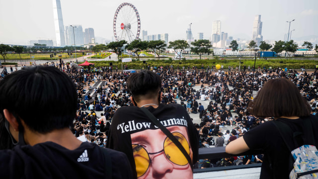 Para pengunjuk rasa menghadiri protes sekolah menengah siswa di Edinburgh Place di Hong Kong, Kamis (22/8). Foto: AFP/ANTHONY WALLACE