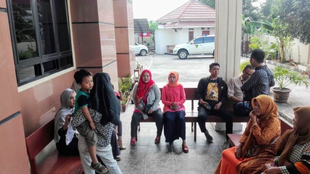 Keluarga korban kasus 'Mayat Ranjang' berkumpul usai menghadiri persidangan di Peradilan Militer I-04 Palembang. (Foto: istimewa)