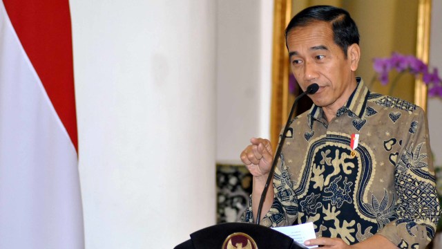 Presiden Joko Widodo memberikan keterangan kepada awak media di Istana Kepresidenan Bogor, Jawa Barat, Kamis (22/8). Foto: ANTARA FOTO/Arif Firmansyah