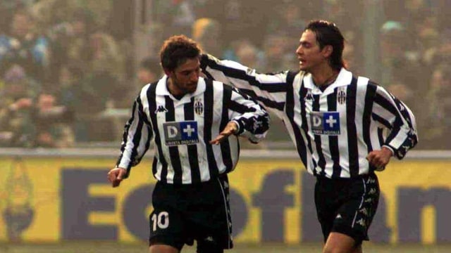 Pemain Juventus Alessandro Del Piero diberi selamat oleh Filippo Inzaghi (kanan). Foto: Getty Images