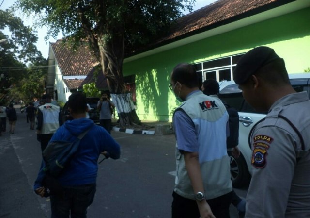 Pihak Komisi Pemberantasan Korupsi (KPK) saat mendatangi  kantor Dinas Pekerjaan Umum Perumahan dan Kawasan Permukiman (PUPKP) Kota Yogyakarta, Kamis (22/8/2019). Foto: erl.