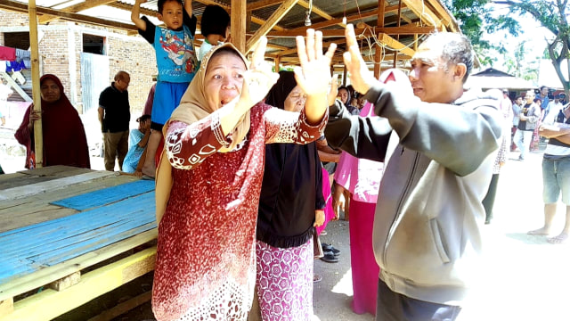 Penertiban pasar ilegal di Kecamatan Kabila, Kabupaten Gorontalo, mendapat protes dari pedagang. Kamis, 22/8. Foto: Rahmat Ali/banthayoid