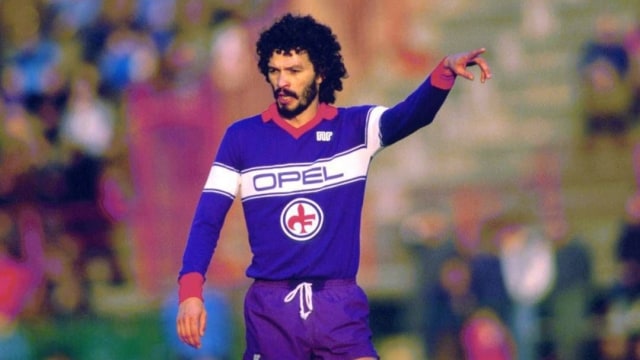 Socrates memperkuat Fiorentina dalam sebuah pertandingan Serie A. Foto: Pinterest/Retro Football Photo