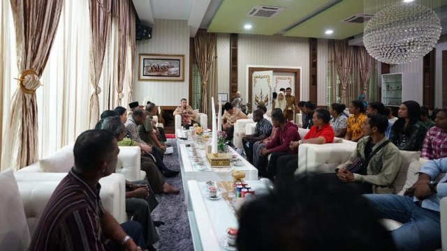 Walikota Jambi bersama mahasiswa dan warga asal Papua di Jambi. Foto: Bara