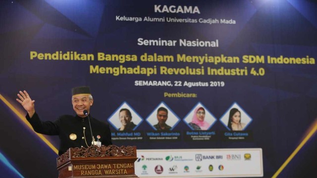 Gubernur Jawa Tengah, Ganjar Pranowo mengenakan baju adat Sulawesi Selatan saat membuka seminar Kagama di Semarang, Kamis (22/8). Foto: Dok Humas Pemprov Jateng